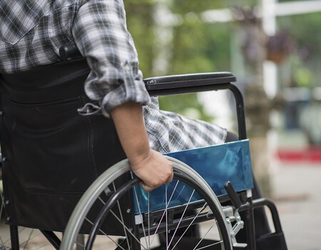 Personne en fauteuil roulant allant essayer les cabines infrarouges